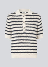 Knitted polo with short sleeves in 100% organic cotton. TellyMD SS polo has a placket with 3 gold metal buttons.