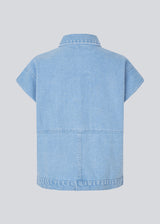 Vest with a loose fit and dropped shoulders in denim. TenorMD vest has two pockets, shirt collar and a button closure in front.