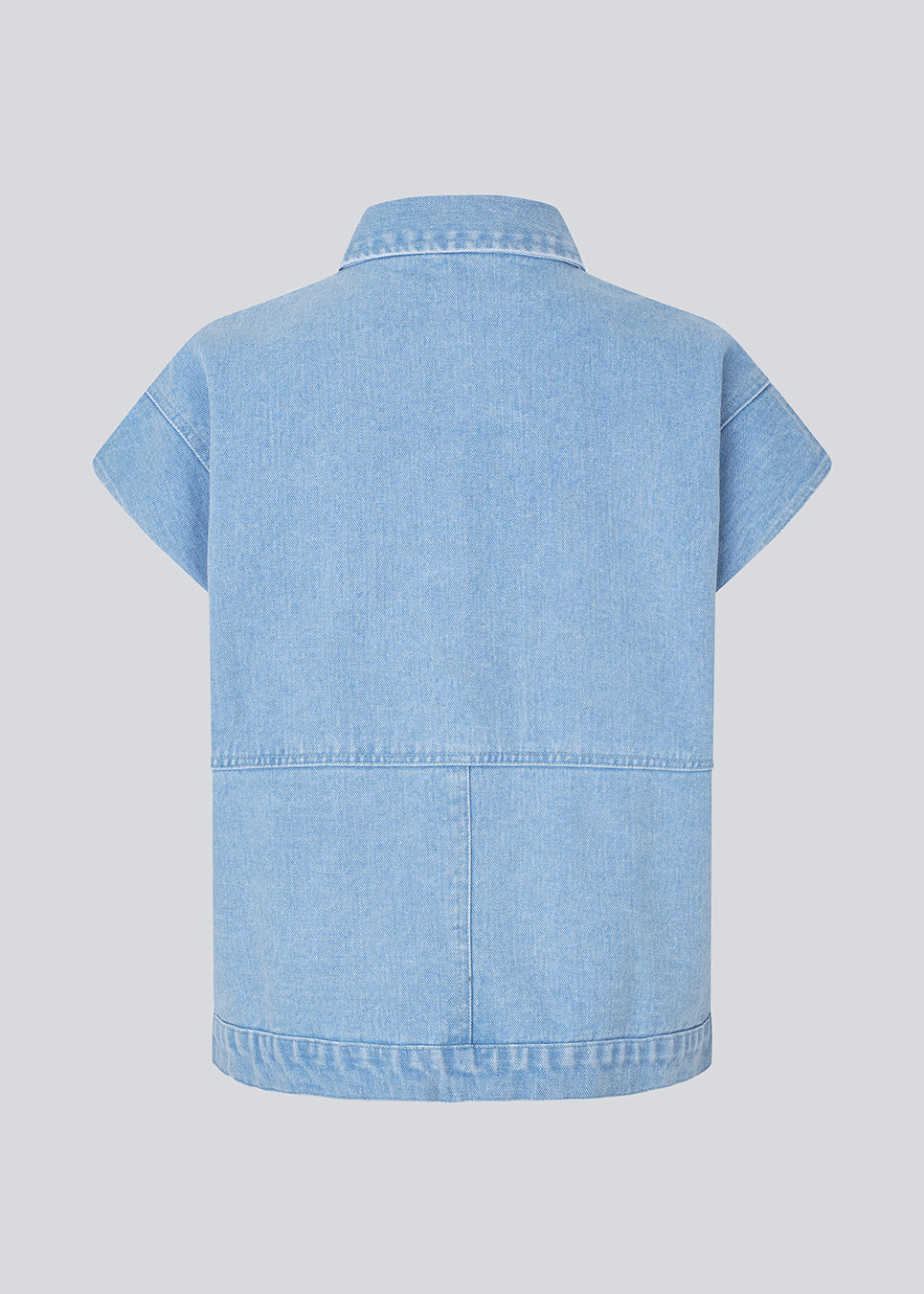 Vest with a loose fit and dropped shoulders in denim. TenorMD vest has two pockets, shirt collar and a button closure in front.