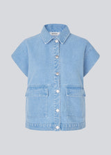 Vest with a loose fit and dropped shoulders in denim. TenorMD vest has two pockets, shirt collar and a button closure in front.