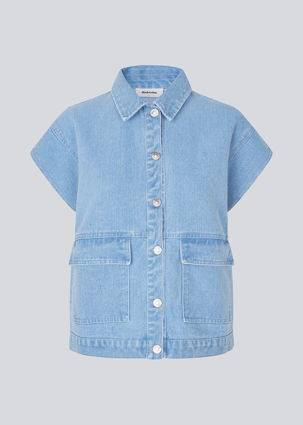 Vest with a loose fit and dropped shoulders in denim. TenorMD vest has two pockets, shirt collar and a button closure in front.
