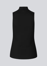 Nice top without sleeves and with a high neck. Theo top is in a nice cotton/modal quality and a basic must-have style in your wardrobe.  The model is 177 cm and wears a size S/36.