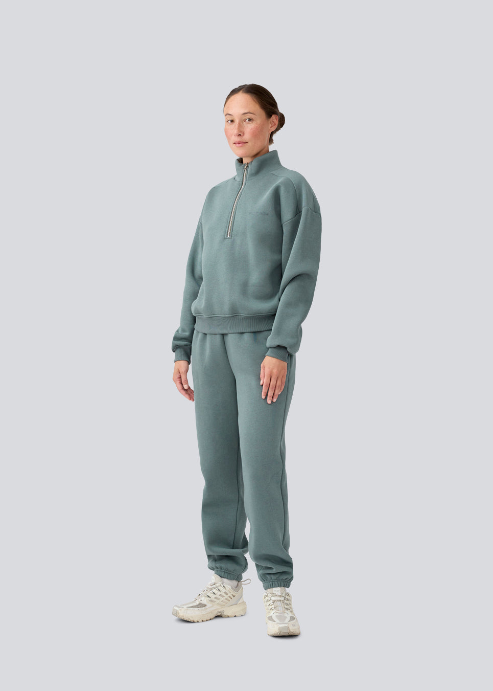 Sweatshirt with logo made in a cotton mixture. TiaMD sweat has a high neck with a zipper and ribbing at the sleeves.