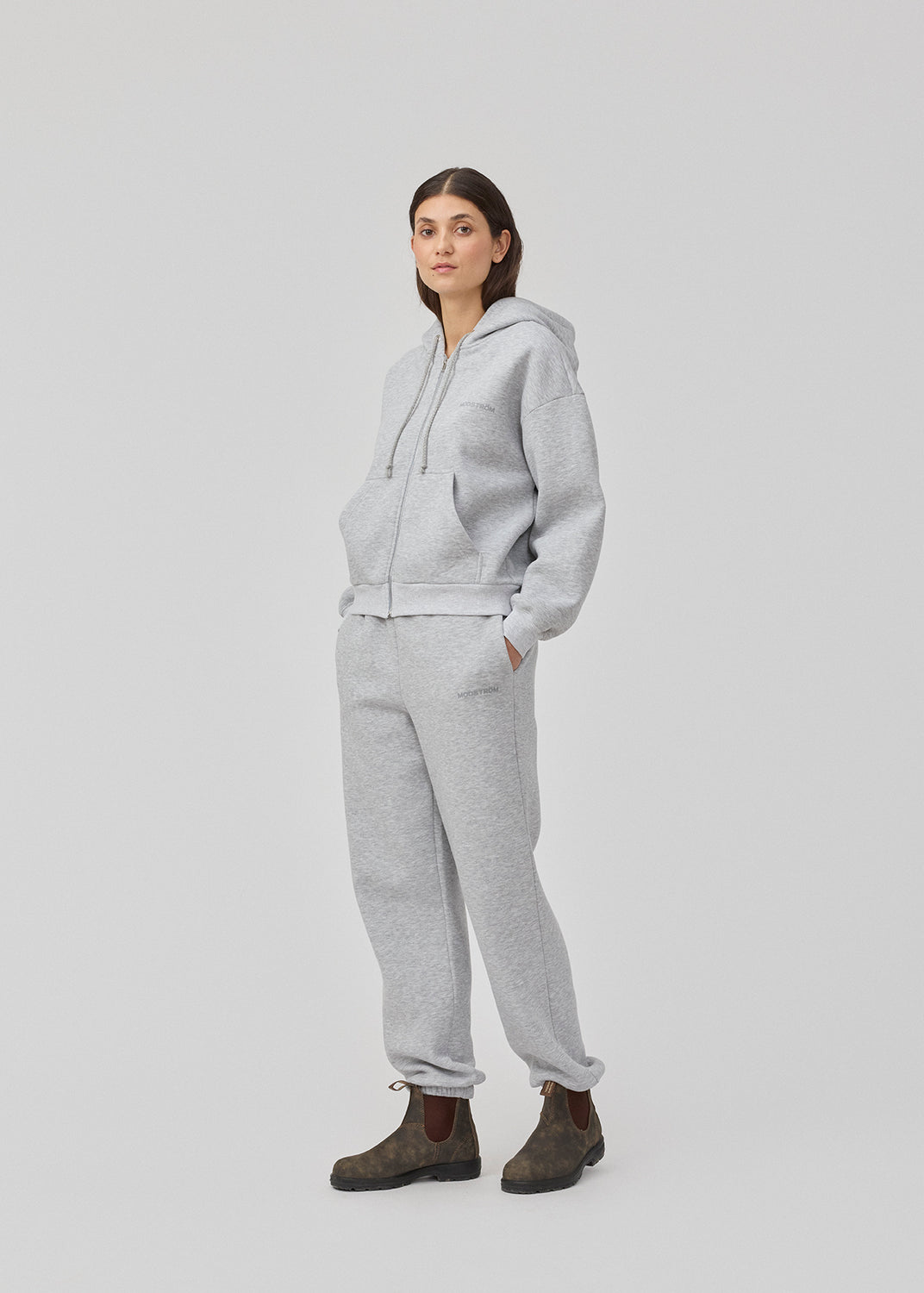Sweatshirt in grey with a zipper and logo in a cotton mixture. TiaMD Zip has pockets, ribbing at the sleeves and bottom and a hood with strings.