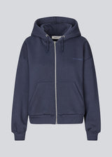 <p>Sweatshirt in navy blue with a zipper and logo in a cotton mixture. TiaMD Zip has pockets, ribbing at the sleeves and bottom, and a hood with strings.</p> <p><a href="https://modstrom.com/products/tiamd-pants-navy-sky" title="tiamd-pants-navy-sky">Style with matching pants.</a></p>