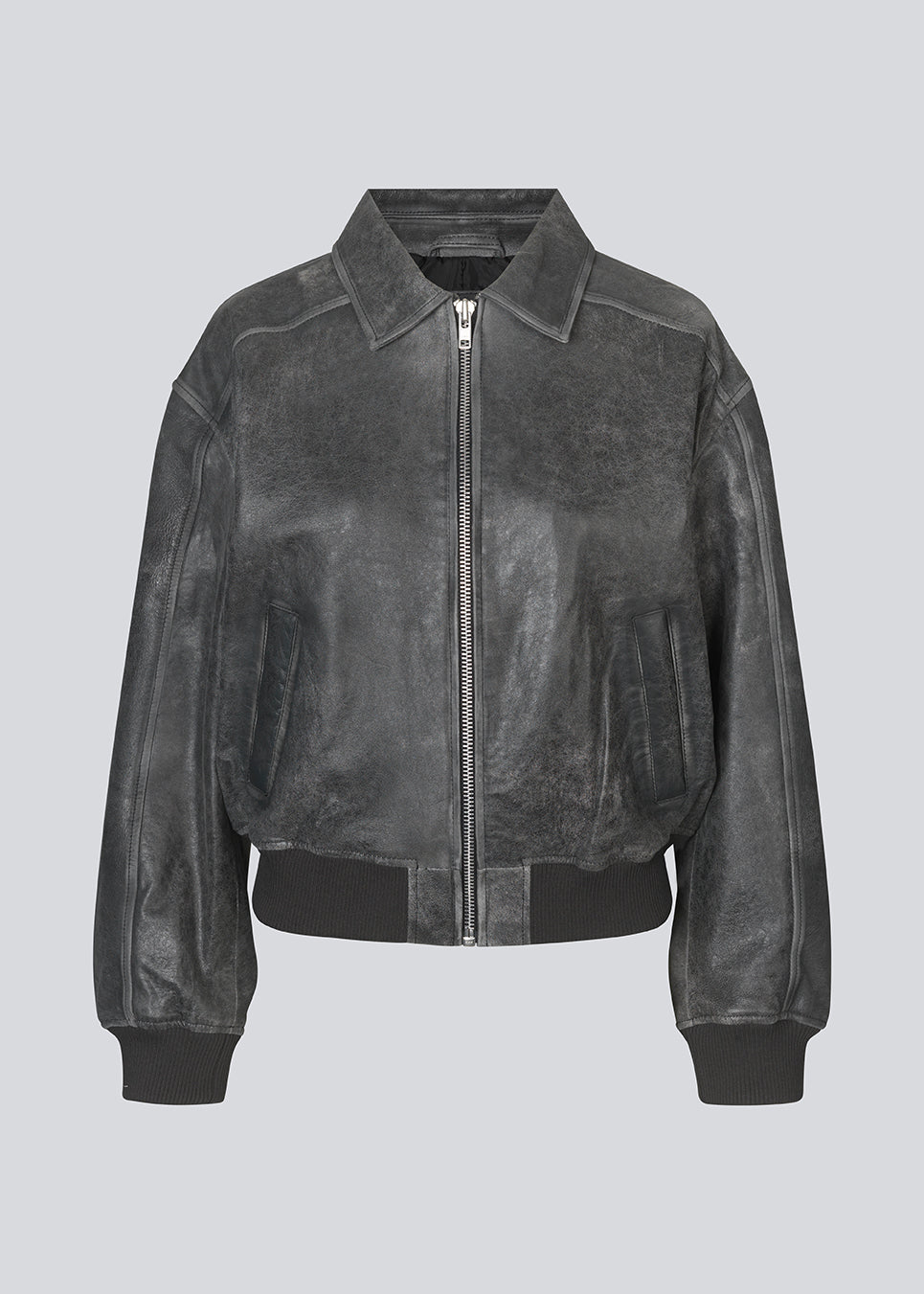 Oversized leather jacket in soft lamb leather. TiggyMD jacket is designed with a bomber look with collar, dropped shoulders og rib trimmings on collar, cuff and hem. Length is slightly cropped.