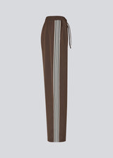 Loose brown trousers with wide legs and a relaxed fit. Featuring an elastic waistband with drawstring for a comfortable, adjustable waist. White side stripes add a sporty and modern touch to the otherwise classic design. Perfect for casual everyday wear or more elevated styling – easy to pair with everything from t-shirts to dressy tops.