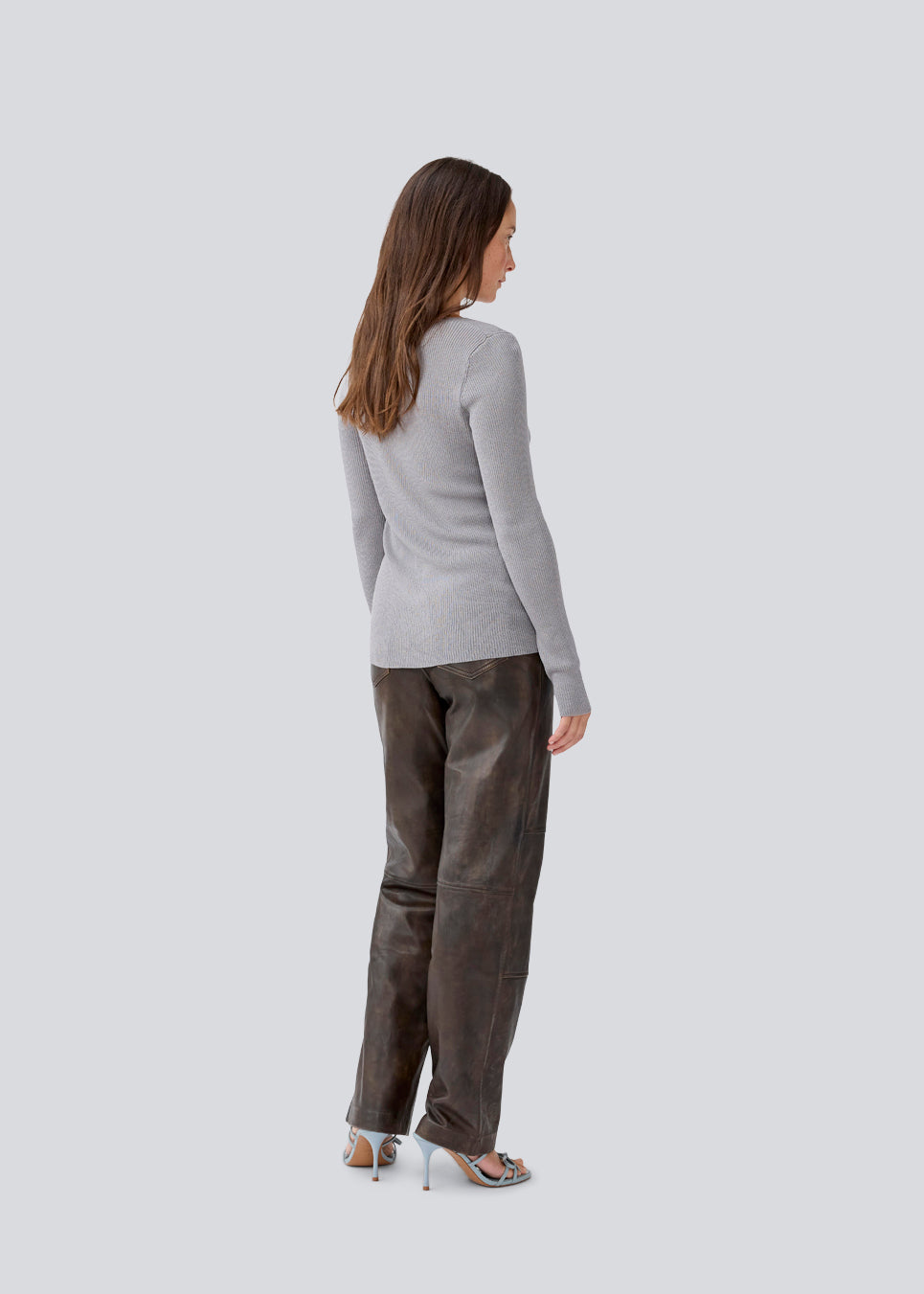 Fine knit cardigan with a v-neck. TomMD cardigan has long sleeves and a button closure in front.
