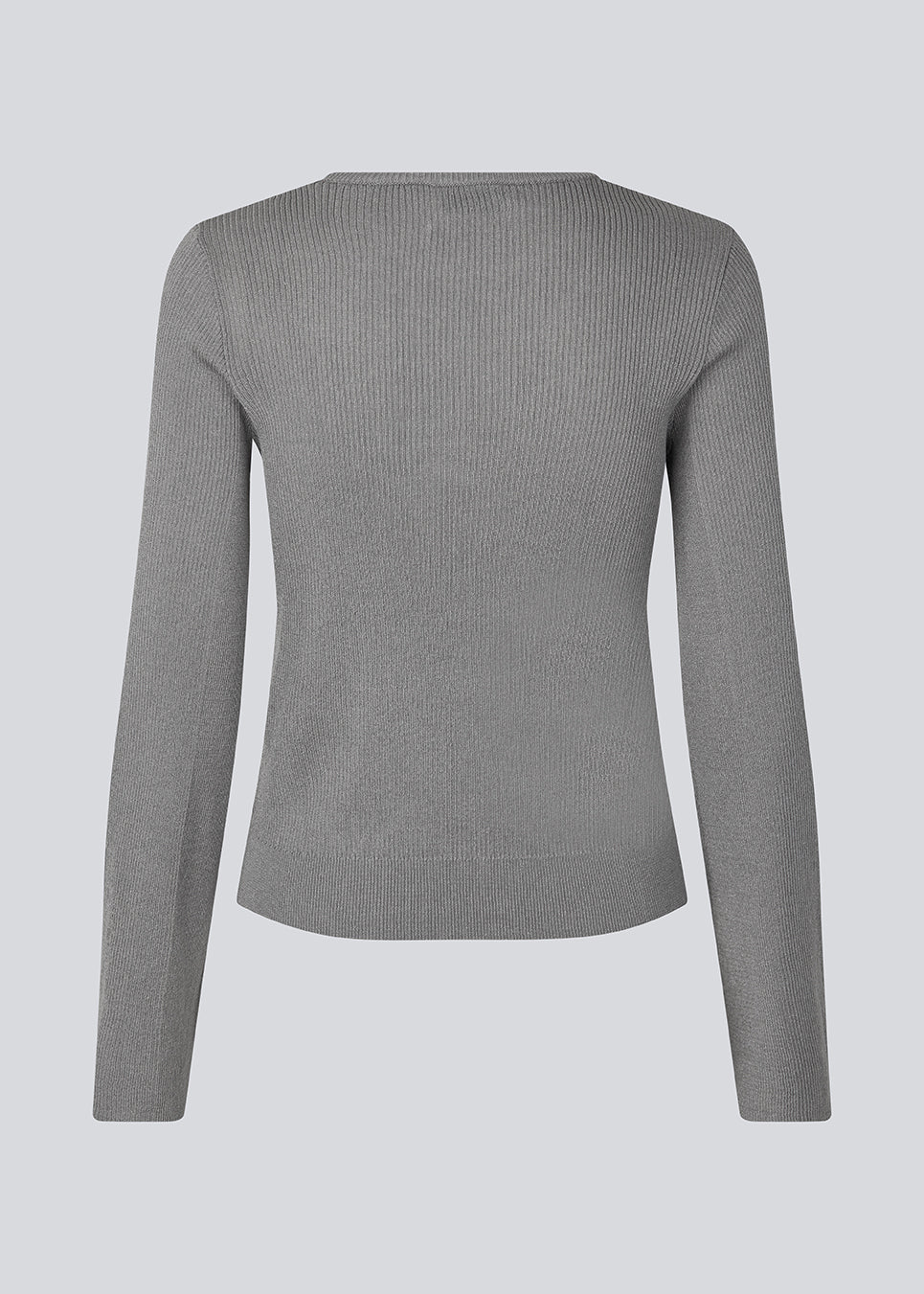 Fine knit jumper in a drapy quality. TomMD o-neck has a slightly cropped length with long, flared sleeves. Ribknit on neckline and hem.