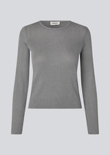 Fine knit jumper in a drapy quality. TomMD o-neck has a slightly cropped length with long, flared sleeves. Ribknit on neckline and hem.