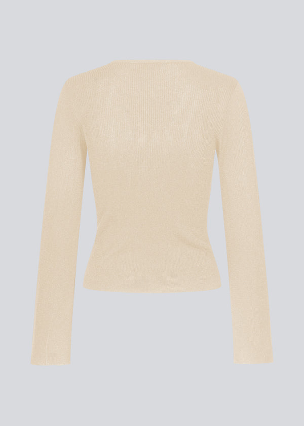 Fine knit jumper in summer sand in a drapy quality. TomMD o-neck has a slightly cropped length with long, flared sleeves. Ribknit on neckline and hem. 
