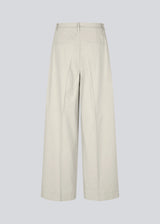Suit pants in Twill with wide legs and pleats at the top. ToreMD pants has a medium-high waist, zipper, side pockets and paspoil pocket in the back.