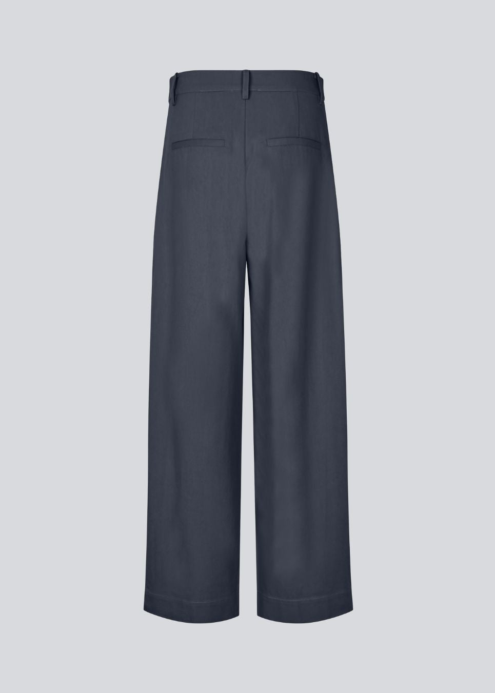 Suit pants in Twill with wide legs and pleats at the top in dark blue. ToreMD pants have a medium-high waist, zipper, side pockets and paspoil pocket in the back.
