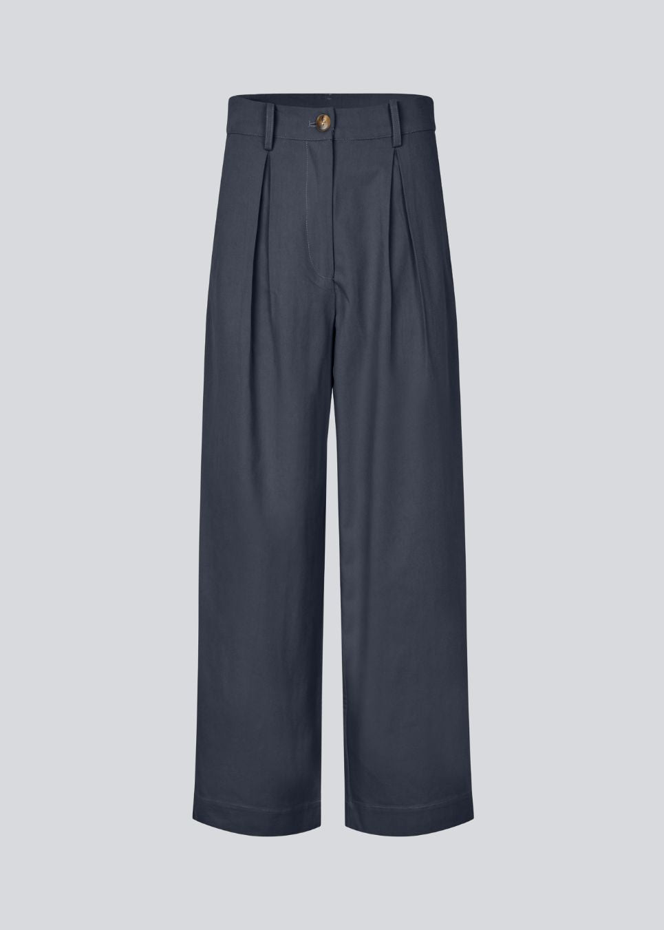 Suit pants in Twill with wide legs and pleats at the top in dark blue. ToreMD pants have a medium-high waist, zipper, side pockets and paspoil pocket in the back.