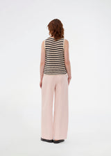 Suit pants in light pink with wide legs and pleats at the top. ToreMD pants has a medium-high waist, zipper, side pockets and paspoil pocket in the back.