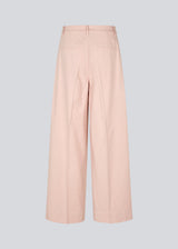 Suit pants in light pink with wide legs and pleats at the top. ToreMD pants has a medium-high waist, zipper, side pockets and paspoil pocket in the back.