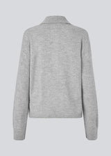 Knitted polo in grey with long, wide sleeves. Treemd polo has a placket closure and 4 buttons. The model is 175 cm and wears a size S/36.