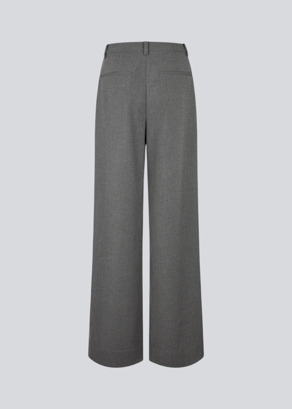 Grey suit pants with pleats and wide legs. Tuesdaymd pants have a medium-highwaist, zipper, side pockets and paspoil pockets in the back. The model is 175 cm and wears a size s/36.