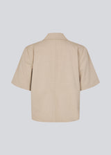 Short-sleeved blazer with a single-button closure. The TuesdayMD SS Blazer features a crossover button closure, collar, side pockets, and a faux chest pocket – a modern twist on a timeless classic. Can be worn closed as an elegant top or open over a light blouse for a more relaxed look.