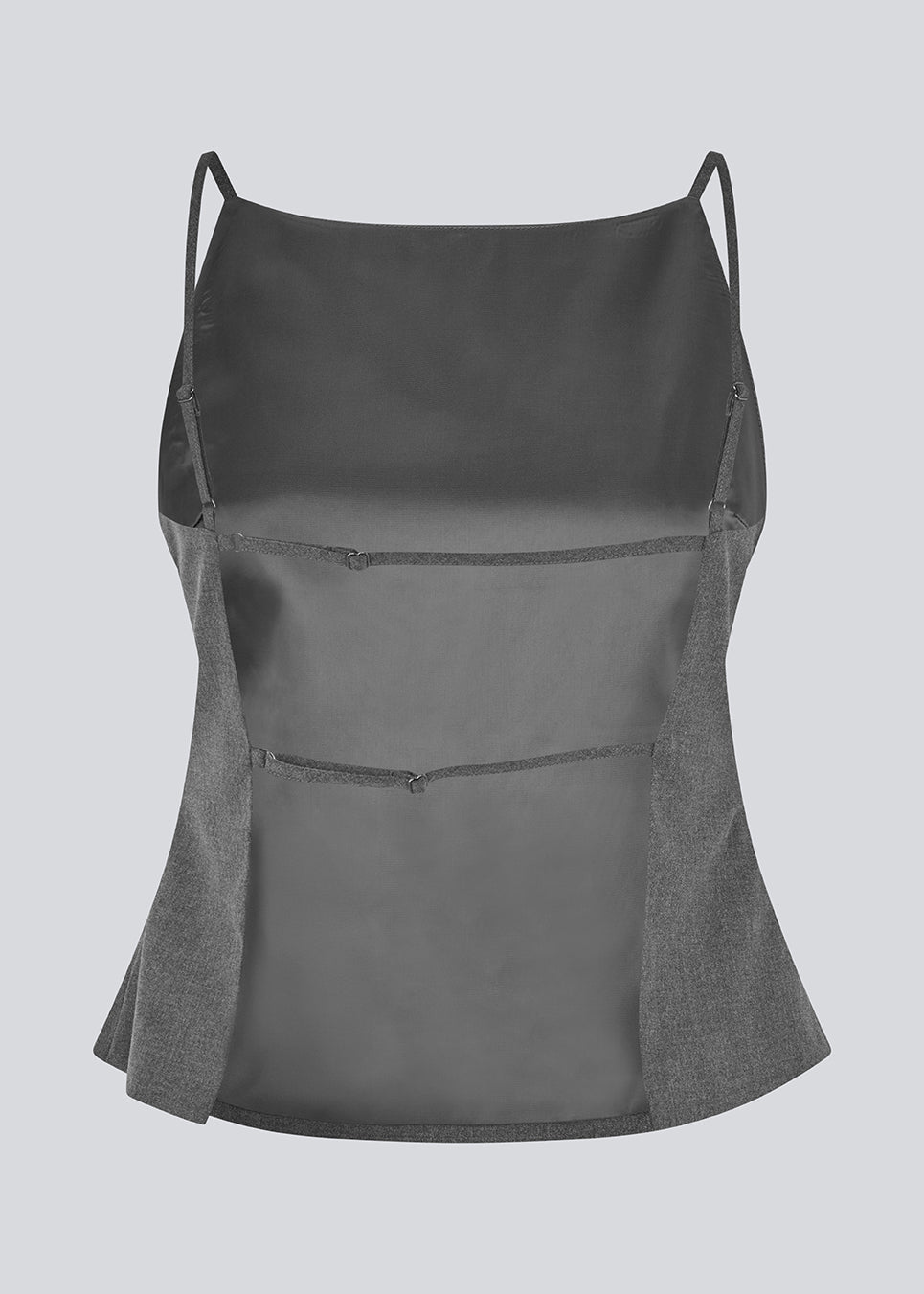 Sleeveless top with thin straps. Tuesdaysmd top has an open back and adjustable straps. The model is 175 cm and wears a size s/36.