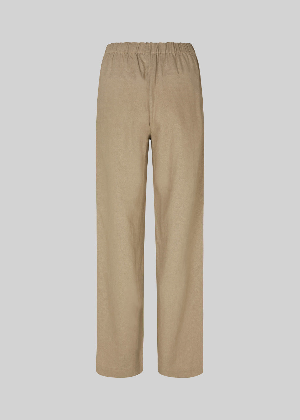 Long pants in the color Dune with a relaxed fit and long wide legs and elasticated waist for extra comfort. TulsiMD pants are made from a soft mix of linen and rayon. The model is 177 cm and wears a size S/36.