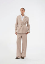 Classic blazer in beige with a tie belt at the waist. The UcheMD blazer features a straight cut, long sleeves, button closure, as well as side pockets and a chest pocket – made from 63% recycled polyester. The model is 175 cm and wears a size S/36.
Style the blazer with matching pants
Material:
4% Elastane
63% Recycled Polyester
33% Rayon
Lining:
100% Polyester