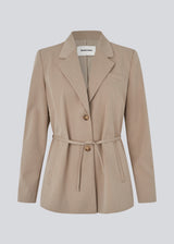 Classic blazer in beige with a tie belt at the waist. The UcheMD blazer features a straight cut, long sleeves, button closure, as well as side pockets and a chest pocket – made from 63% recycled polyester. The model is 175 cm and wears a size S/36.
Style the blazer with matching pants
Material:
4% Elastane
63% Recycled Polyester
33% Rayon
Lining:
100% Polyester