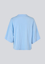 Minimalist shirt in light blue with wide 3/4 sleeves. The UddinMD Shirt features a loose and comfortable fit, a classic shirt collar, a feminine V-neckline, and button closure. Modellen er 175 cm og har en str. S/36 på.
Material:
27% Polyamide
73% Viscose