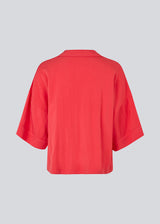 Minimalist shirt in red with wide 3/4 sleeves. The UddinMD Shirt features a loose and comfortable fit, a classic shirt collar, a feminine V-neckline, and button closure. The model is 175 cm and wears a size S/36.
Material:
27% Polyamide
73% Viscose