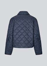 Short navy quilted jacket in 100% recycled nylon. The Uffemd jacket has a light, casual look with a shirt collar, press buttons, and practical side pockets – an ideal layer for the transitional seasons. The model is 175 cm and wears a size S/36.
Material:
100% Recycled nylon
Lining:
100% Polyester
Filling:
100% Polyester