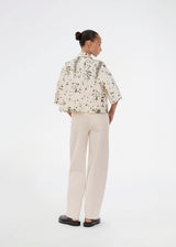 Short-sleeved denim shirt with print. The UlianaMD Shirt features a loose fit, button closure, and classic shirt collar – a modern and relaxed must-have. The model is 175 cm and wears a size S/36.
Style the shirt with matching pants: Ulianamd pants
Material:
97% Cotton
3% Elastane
Lining:
100% Cotton