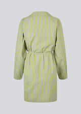 Striped shirt dress in green with a tie belt at the waist. The UkekoMD Dress features classic details such as button closure, collar, and long sleeves, giving it a timeless and elegant look. The dress can be styled with bare legs or layered over jeans for a modern everyday outfit. The model is 175 cm and wears a size S/36.
Material:
73% Cotton
27% Polyester
