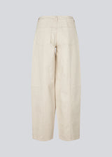 Beige barrel jeans with stitching details. The UnikaMD Jeans feature a relaxed fit with belt loops, a concealed zip fastening, a button, and classic front and back pockets – a cool take on everyday denim. 