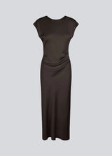 Elegant satin dress in brown made from 96% recycled polyester. The UnityMD Dress features short sleeves, an ankle-length silhouette, and beautiful draping at the waist that accentuates the figure. The deep back and tie detail add a feminine and sophisticated touch.
Material:
4% Elastane
96% Recycled Polyester