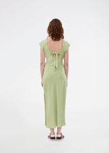 Elegant satin dress in green made from 96% recycled polyester. The UnityMD Dress features short sleeves, an ankle-length silhouette, and beautiful draping at the waist that accentuates the figure. The deep back and tie detail add a feminine and sophisticated touch. The model is 175 cm and wears a size S/36.
Material:
4% Elastane
96% Recycled Polyester