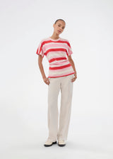 Fitted T-shirt with fresh red and pink stripes. The UrbanMD Stripe T-shirt features short sleeves, a round neckline, and delicate ruched stitching at the waist that accentuates the silhouette. A discreet chest logo completes the modern look. The model is 175 cm and wears a size S/36.
Material:
52% Cotton
48% Polyester