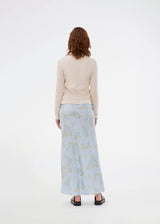 Elegant knitted blouse in beige with contrast stitching. The UrdMD LS Top is made from 100% organic cotton and features a collar, long sleeves, and button detailing. A timeless and feminine choice for any occasion. The model is 175 cm and wears a size S/36.
Material:
95% Organic Cotton
5% Elastane