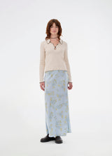 Elegant knitted blouse in beige with contrast stitching. The UrdMD LS Top is made from 100% organic cotton and features a collar, long sleeves, and button detailing. A timeless and feminine choice for any occasion. The model is 175 cm and wears a size S/36.
Material:
95% Organic Cotton
5% Elastane