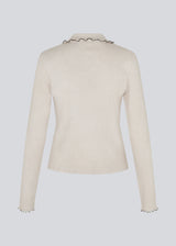 Elegant knitted blouse in beige with contrast stitching. The UrdMD LS Top is made from 100% organic cotton and features a collar, long sleeves, and button detailing. A timeless and feminine choice for any occasion. The model is 175 cm and wears a size S/36.
Material:
95% Organic Cotton
5% Elastane