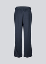 Tracksuitpants in navy blue with wide legs in 100% recycled polyester. Utopiamd pants has sidepockets, logo and an elastic waistband with tiebands. The model is 175 cm and wears a size S/36.
Material:
50% Cotton
50% Polyester