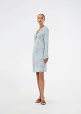 Beautiful and feminine dress with a romantic floral print. The lightweight fabric and flattering V-neckline create an elegant look, perfect for both everyday wear and special occasions. Made from 100% recycled polyester. The model is 175 cm and wears a size S/36.
Material:
100% Recycled Polyester