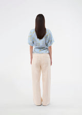 Light and feminine blouse in blue with a romantic floral print. The UttaMD SS Top is designed with short, wide sleeves and a relaxed fit for an elegant and effortless look. Made from 100% recycled polyester. The model is 175 cm and wears a size S/36.
Material:
100% Recycled Polyester