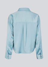 Feminine shirt in blue in lustrous satin. The Valdomd shirt features classic details such as a chest pocket, long sleeves, button closure, and a length that reaches the waistband. Made from 98% recycled polyester, this shirt is perfect for both elegant and casual looks.
Style with matching pants. 