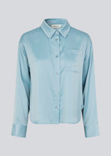 Feminine shirt in blue in lustrous satin. The Valdomd shirt features classic details such as a chest pocket, long sleeves, button closure, and a length that reaches the waistband. Made from 98% recycled polyester, this shirt is perfect for both elegant and casual looks.
Style with matching pants. 