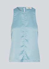 Sleeveless top in blue in lustrous satin. The Valdomd Top features a round neckline, vertical stitching detail at the front, and a button closure at the back for an elegant look. Made from 98% recycled polyester 