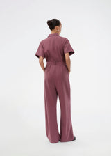 Modern jumpsuit with a tie waist. The ValleMD jumpsuit features short sleeves, a collar, pockets, and a V-neck with a zipper – a versatile and stylish addition to your wardrobe.