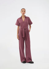 Modern jumpsuit with a tie waist. The ValleMD jumpsuit features short sleeves, a collar, pockets, and a V-neck with a zipper – a versatile and stylish addition to your wardrobe.