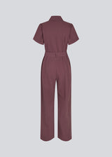 Modern jumpsuit with a tie waist. The ValleMD jumpsuit features short sleeves, a collar, pockets, and a V-neck with a zipper – a versatile and stylish addition to your wardrobe.