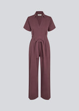 Modern jumpsuit with a tie waist. The ValleMD jumpsuit features short sleeves, a collar, pockets, and a V-neck with a zipper – a versatile and stylish addition to your wardrobe.