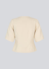 Short-sleeved, tailored blazer. The VesMD blazer features short sleeves and a round neckline. The elegant front button closure adds a sophisticated touch and allows the blazer to also be styled as a top.